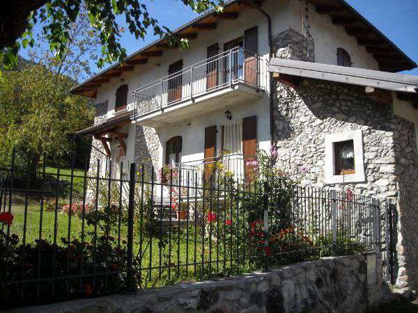 Foto A Demonte, casa indipendente con giardino