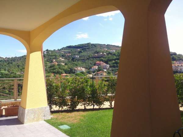 Foto Affitto bilocale con giardino a PIetra Ligure