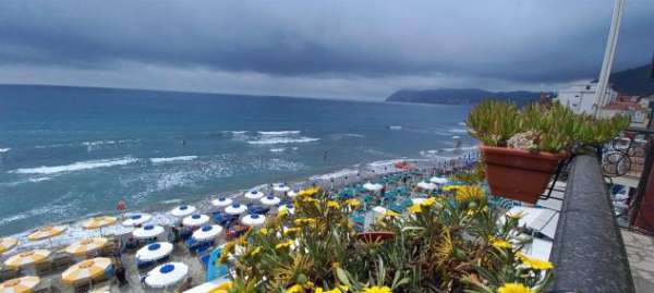 Foto Alassio, affittasi mensilmente appartamento fronte mare.