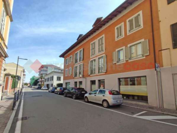 Foto Appartamento di 70 m con 2 locali in affitto a Arona