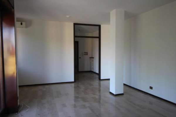 Foto Appartamento in affitto a Arona - 3 locali 105mq