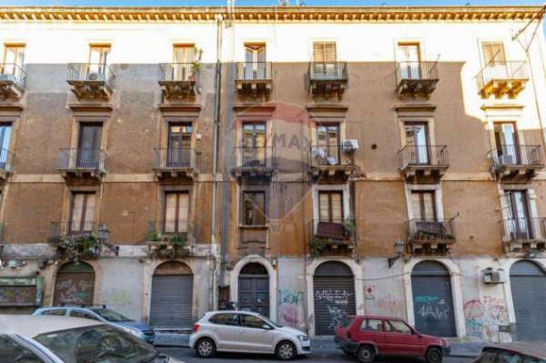 Foto Appartamento in affitto a Catania - 7 locali 187mq