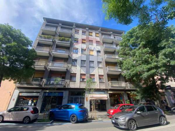 Foto Appartamento in affitto a Pavia - 5 locali 130mq