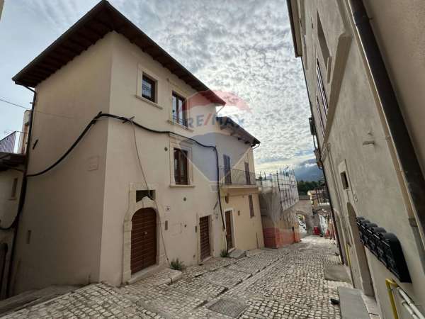 Foto Casa indipendente in affitto a L'Aquila