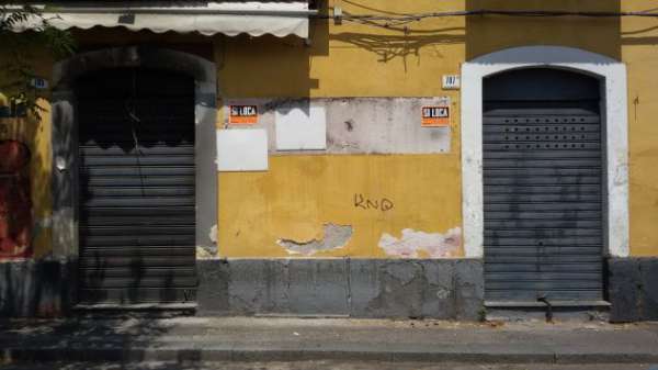 Foto Due botteghe comunicanti fronte ospedale Vittorio di Catania