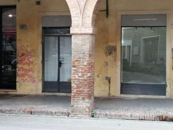 Foto Immobile ad uso commerciale in palazzina del 1700 nel centro storico di Ferrara