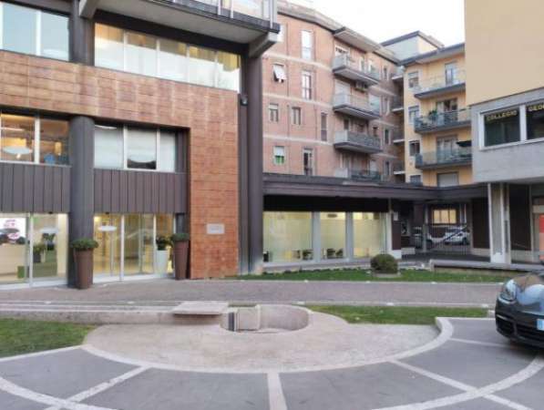 Foto Immobile di 180 m con pi di 5 locali in affitto a Brescia