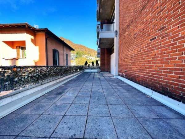 Foto LAVENA PONTE TRESA centro paese AFFITTASI Trilocale con grande terrazzo