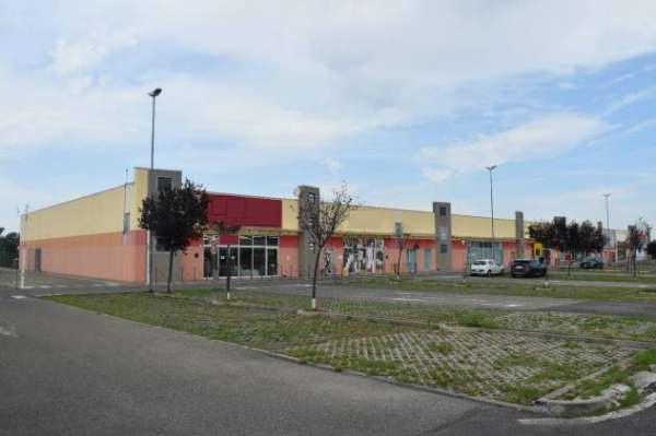 Foto Locale Commerciale - Voghera . Rif.: 2023221bPV