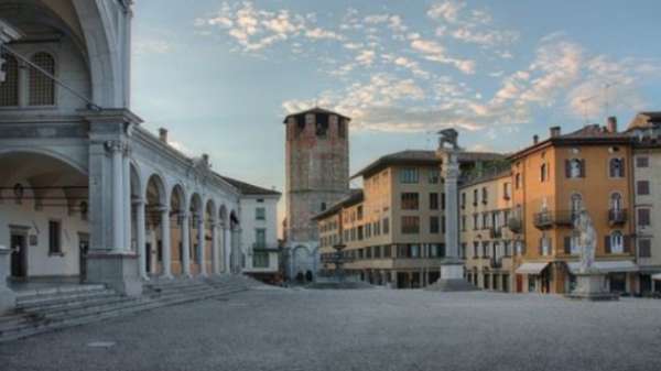 Foto Negozio di ampie metrature in centro storico