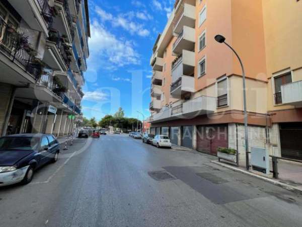 Foto Negozio in affitto a Barletta - 2 locali 100mq