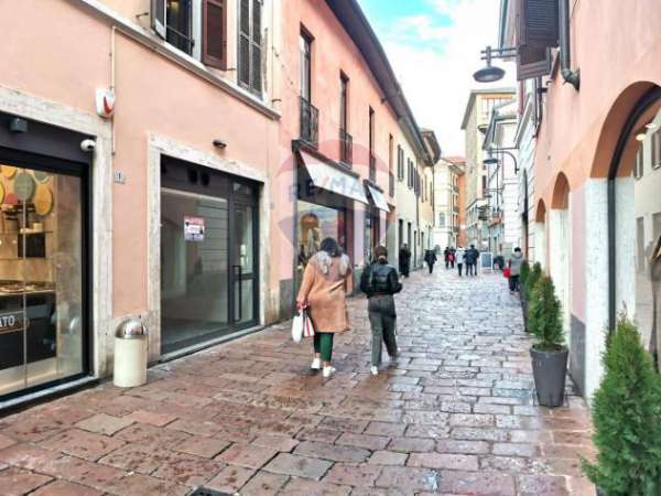 Foto Negozio in affitto a Busto Arsizio - 1 locale 50mq