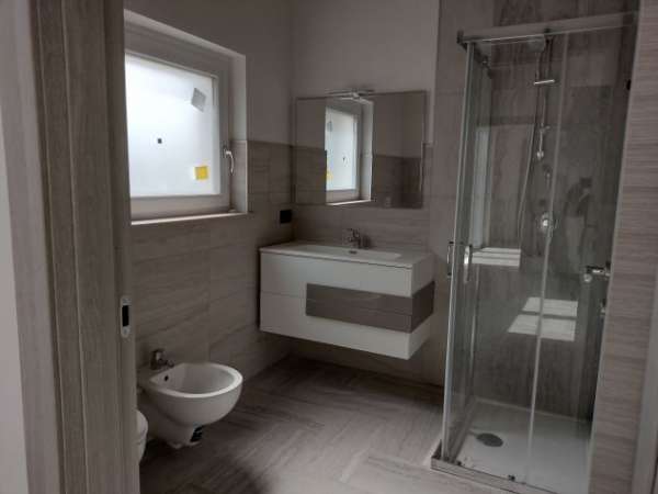 Foto Offro camera in affitto con bagno privato a studentessa - Cadidavid Verona