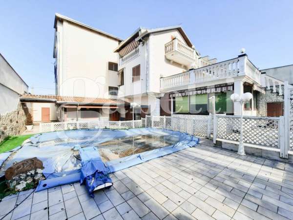 Foto Villa a schiera in affitto a Giugliano In Campania