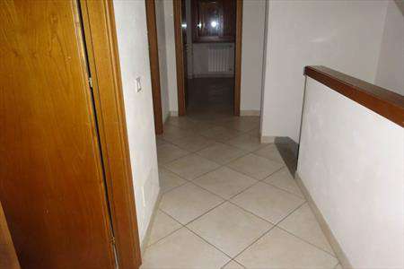 Foto Villa bifamiliare in Affitto, pi di 6 Locali, 4 Camere, 200 mq