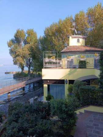 Foto Villa in affitto a Desenzano Del Garda - 4 locali 180mq