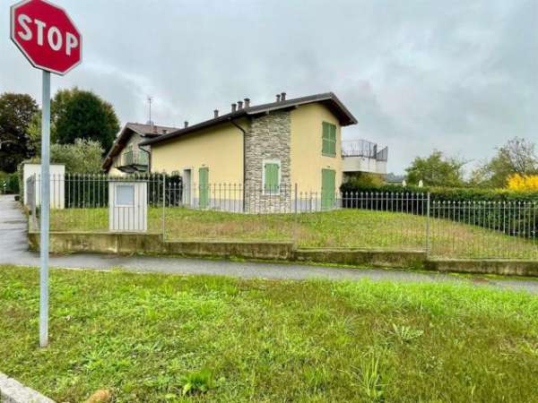 Foto zzt1500 - villetta di testa - 3 camere - 3 bagni - taverna - giardino